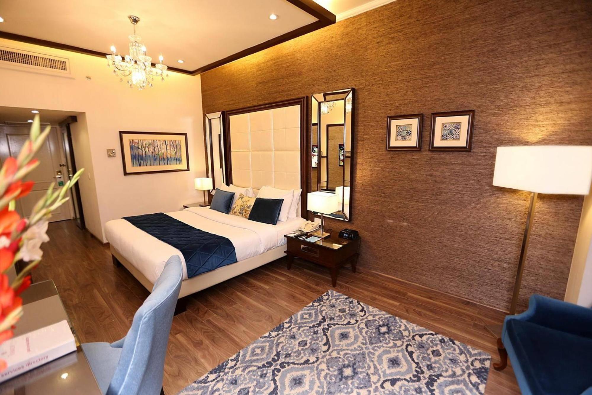 Ramada By Wyndham Multan Hotell Exteriör bild