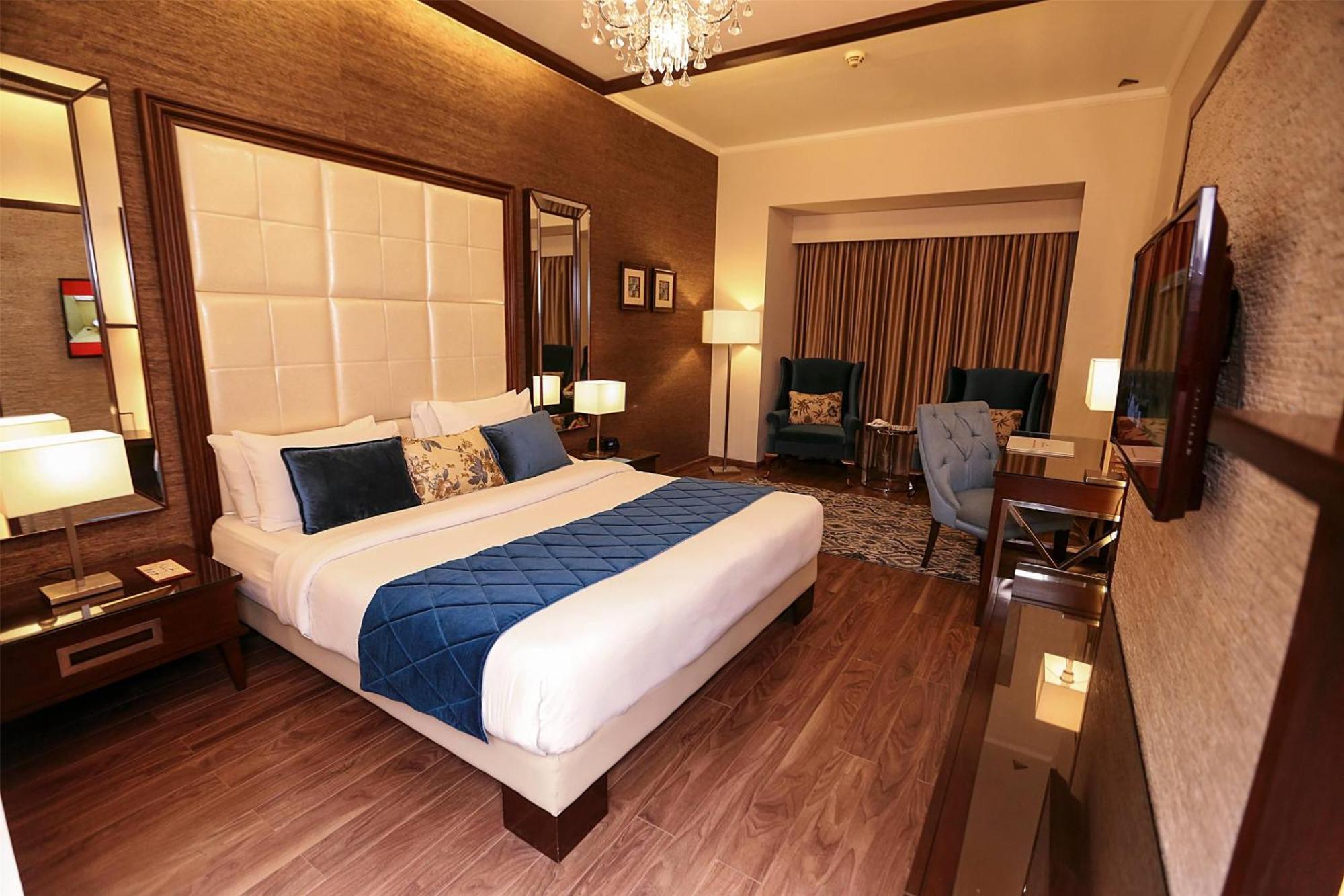 Ramada By Wyndham Multan Hotell Exteriör bild