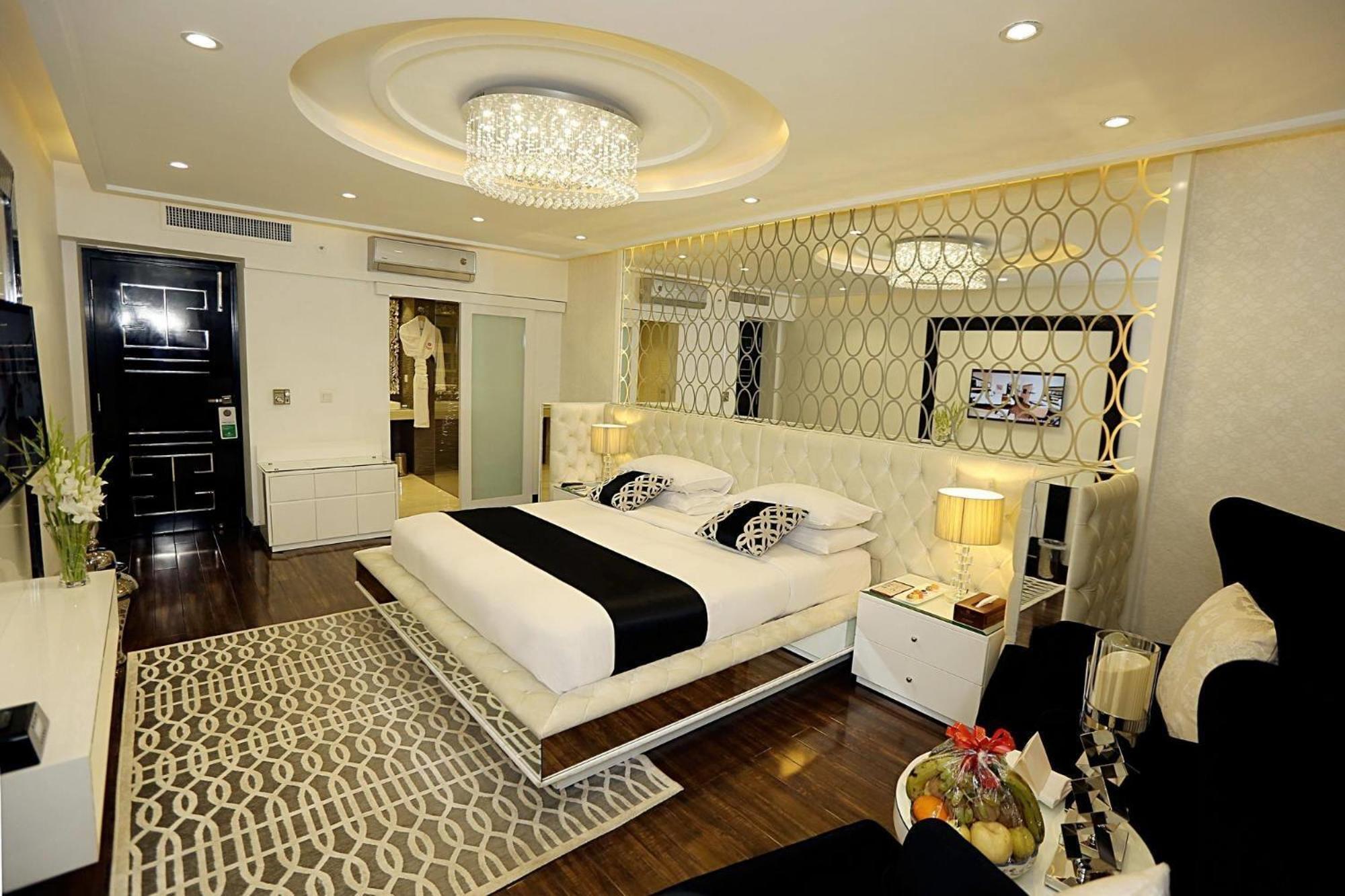 Ramada By Wyndham Multan Hotell Exteriör bild