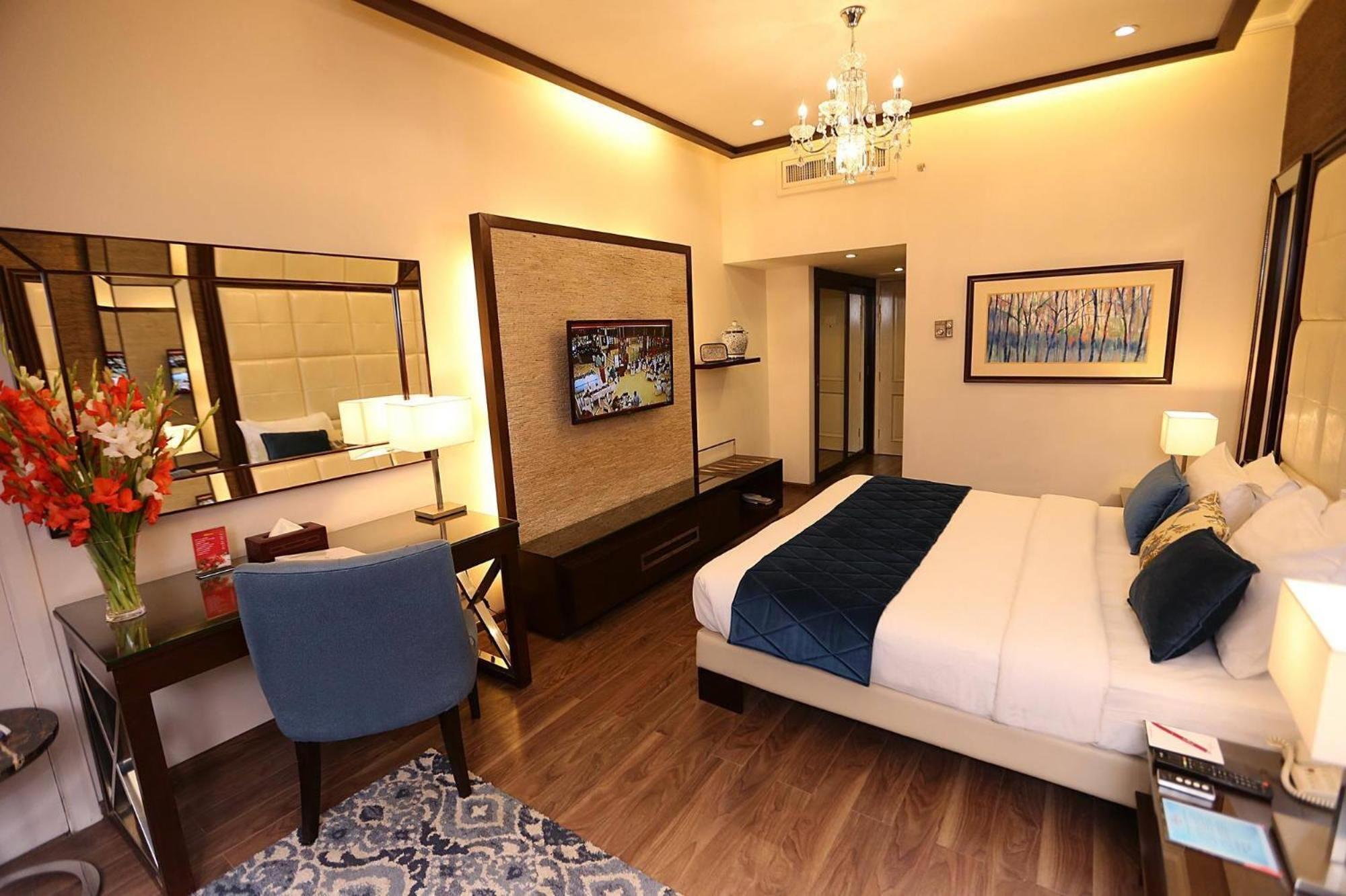 Ramada By Wyndham Multan Hotell Exteriör bild