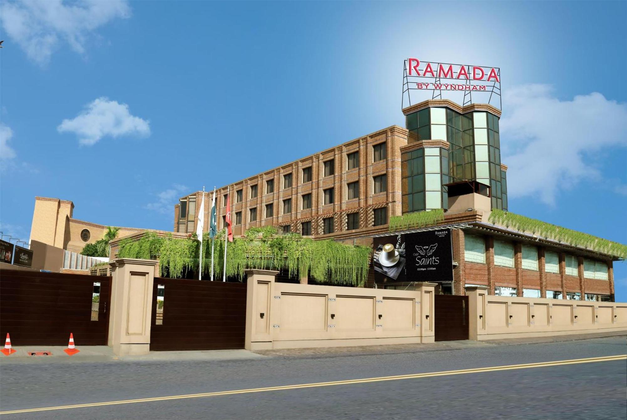 Ramada By Wyndham Multan Hotell Exteriör bild