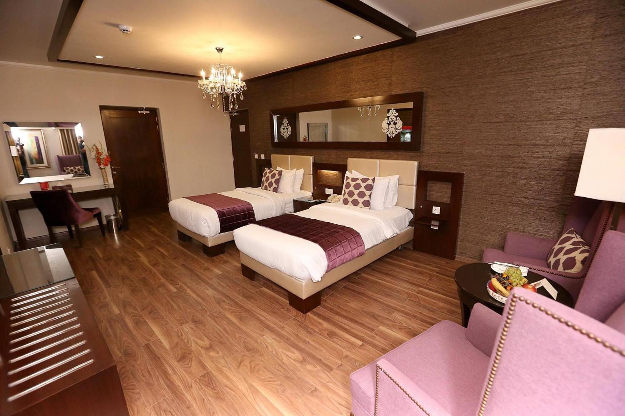 Ramada By Wyndham Multan Hotell Exteriör bild