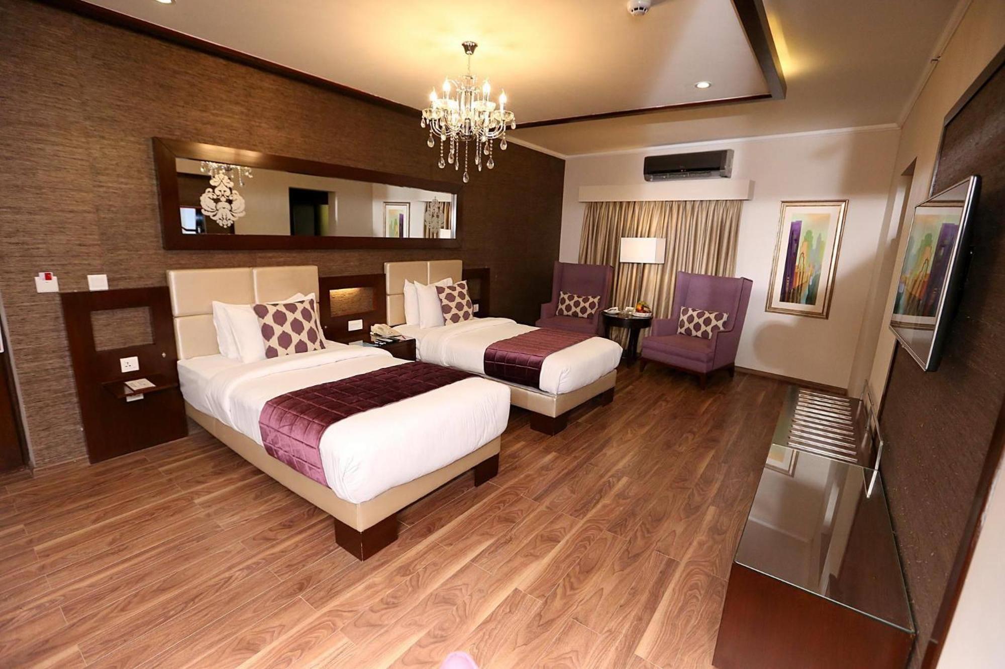 Ramada By Wyndham Multan Hotell Exteriör bild